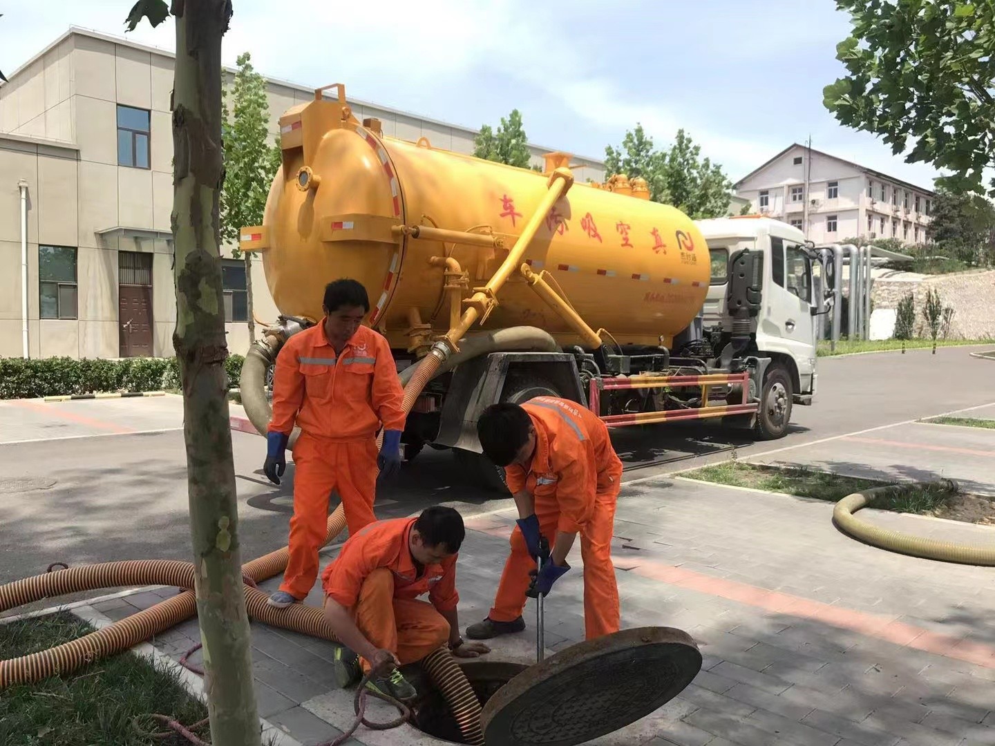 凉城管道疏通车停在窨井附近