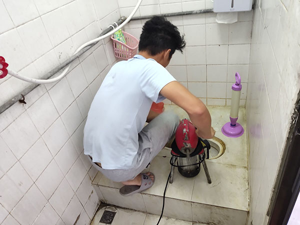 凉城管道堵塞冒臭气 专业师傅现场解决问题