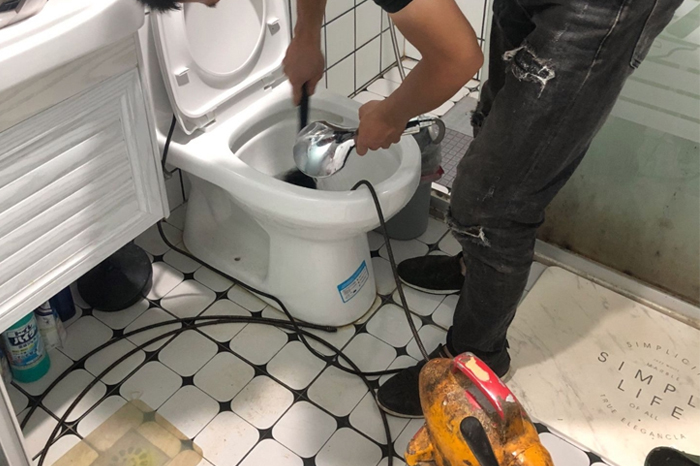 凉城马桶堵塞自己疏通还是找师傅?专业上门服务让你省时更省心